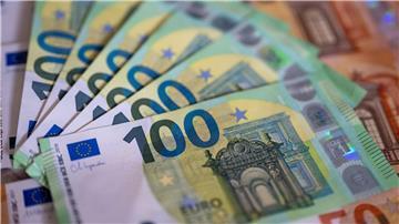 15.000 Euro in bar können dank einer ehrlichen Finderin ihren Weg zurück an die Eigentümerin übergeben werden. (Symbolbild)
