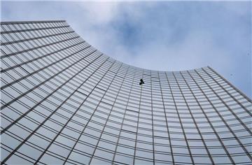 153 Meter sind für ihn anscheinend ein Klacks: Der Extremkletterer Alain Robert erklimmt ungesichert die Fassade des Skyper-Hochhauses in Frankfurt.