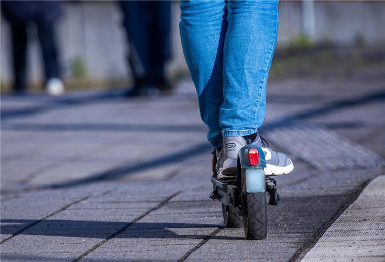 ARCHIV - 17.04.2024, Mecklenburg-Vorpommern, Wismar: Ein Reisender fährt mit seinem E-Scooter über den Bahnsteig. (zu dpa: «E-Scooter-Fahrer stürzt und stirbt») Foto: Jens Büttner/dpa +++ dpa-Bildfunk +++