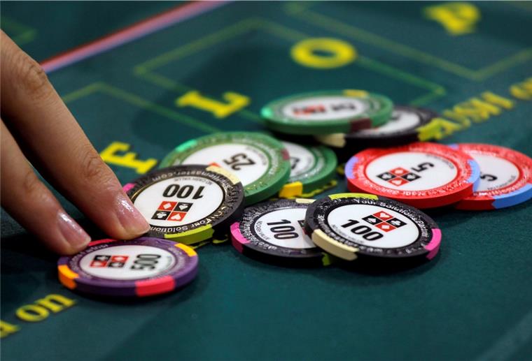 Illegales Glücksspiel: Polizei erwischt 16 Personen Spielchips auf einem Tisch.
