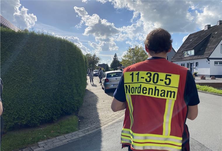 Einsatzkräfte bei einer Granatensprengung
