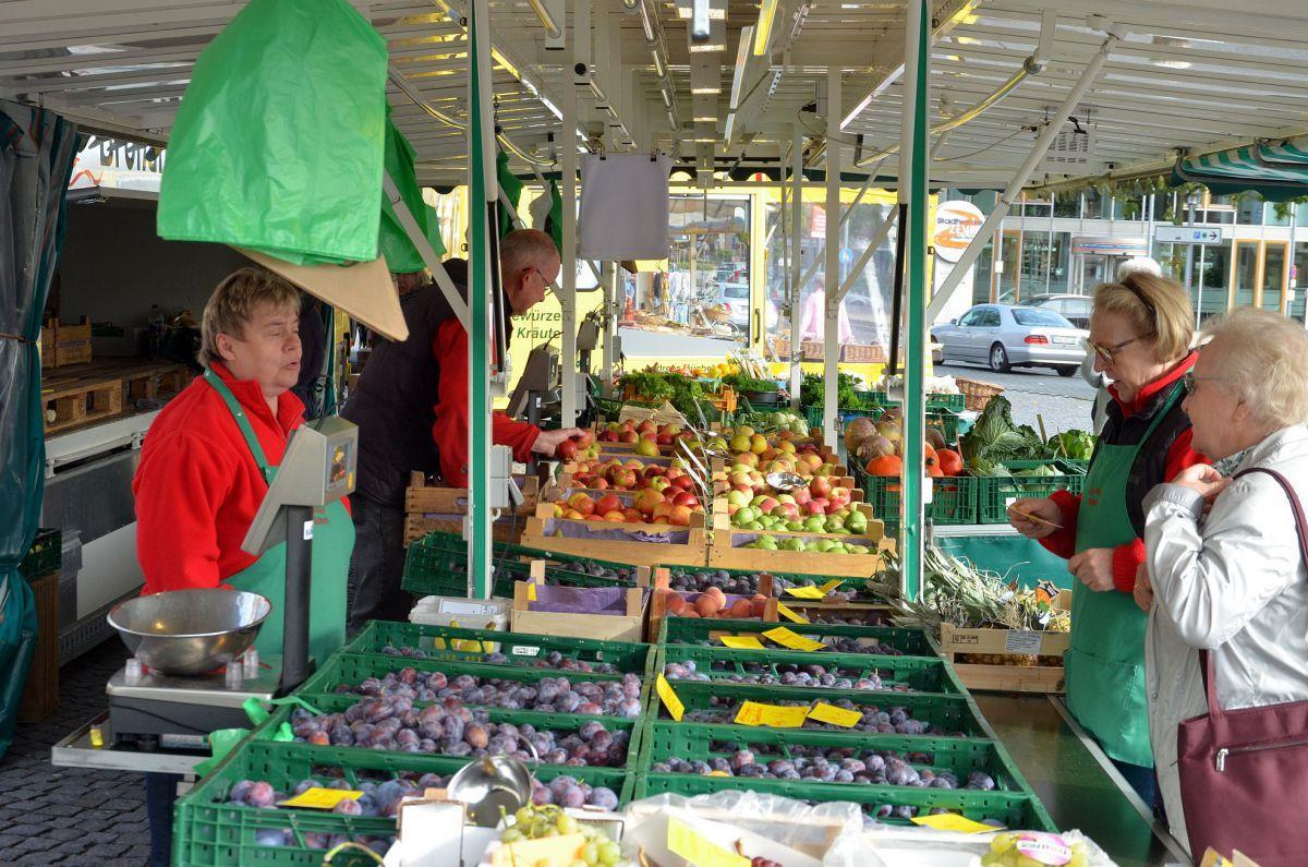 17 Händler bauen regelmäßig ihre Stände auf dem Zevener Wochemarkt auf. Geht es nach den Verantwortlichen, dann dürften es gerne mehr sein.  