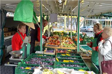 17 Händler bauen regelmäßig ihre Stände auf dem Zevener Wochemarkt auf. Geht es nach den Verantwortlichen, dann dürften es gerne mehr sein.  