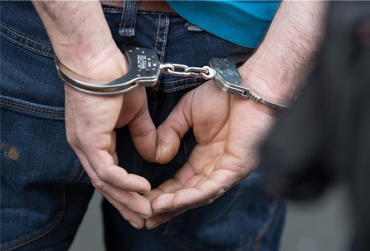 Mutmaßlicher Bankräuber nach 17 Jahren gefasst 17 Jahre nach einem Banküberfall hat die Polizei den mutmaßlichen Täter gefasst. Der 38-Jährige soll im März und November 2004 zwei Filialen der Sparkasse in Osnabrück ausgeraubt haben, teilte die Polizeidirektion Osnabrück am Dienstag mit.