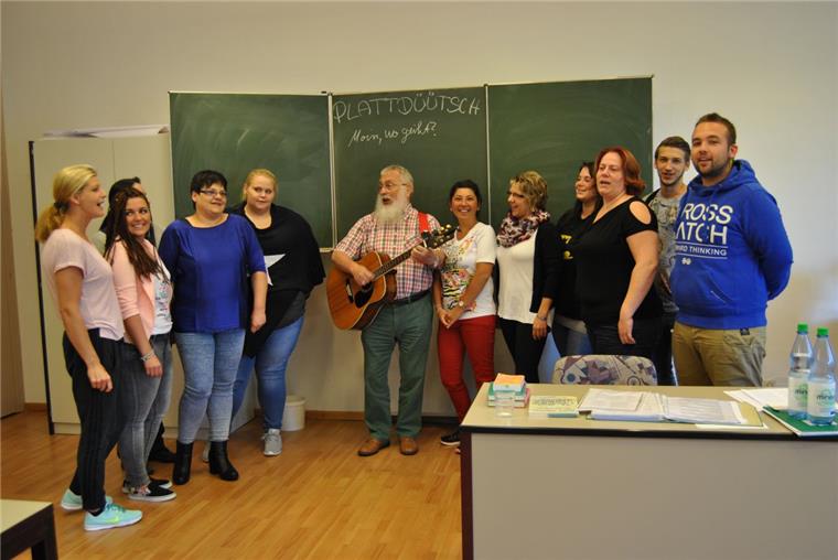 17 Schüler lernen im zweiten Jahr ihrer Ausbildung zum Altenpfleger Plattdeutsch. Sie singen das Lied: „Över de stillen Straaten“.