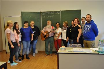 17 Schüler lernen im zweiten Jahr ihrer Ausbildung zum Altenpfleger Plattdeutsch. Sie singen das Lied: „Över de stillen Straaten“.