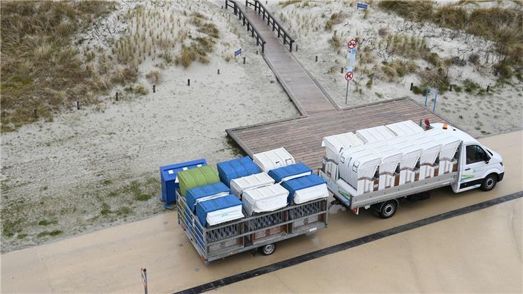 Küste vor dem Saisonstart: Strandkörbe werden rausgeputzt 17 Strandkörbe gleichzeitig werden per Lieferwagen und Anhänger zum Strand von Norddeich gebracht. Zum Start der Osterferien in wenigen Tagen bereiten sich die Tourismusbetriebe an der niedersächsischen Nordseeküste und auf den Ostfriesischen Inseln auf die neue Urlaubssaison vor.