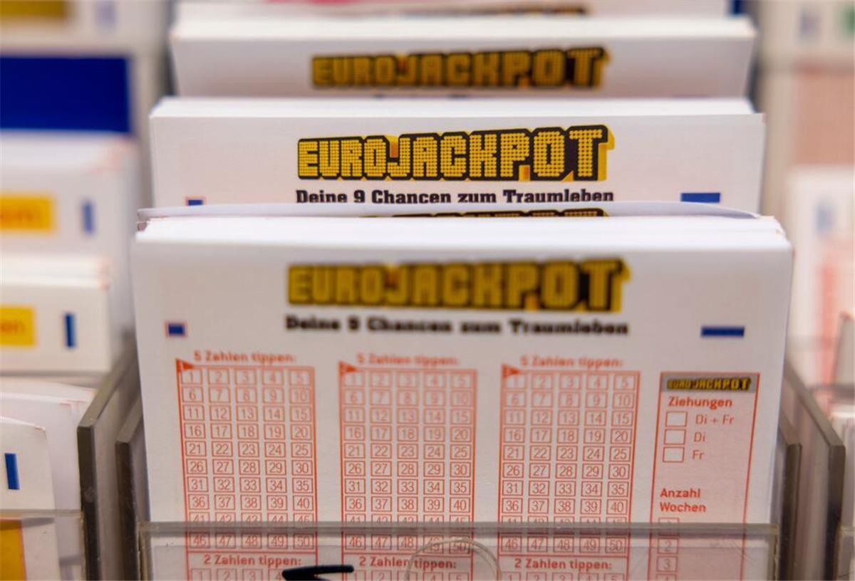 Eurojackpot geknackt! 17,6 Millionen Euro gehen nach Niedersachsen Eurojackpot-Spielscheine stehen in einem Regal in einer Lotto-Annahmestelle.