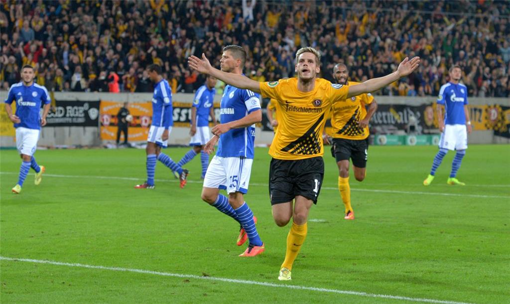 18. August 2014: Der große FC SCHALKE 04 tritt in der ersten Runde bei DYNAMO DRESDEN an. Das Erstligateam von Trainer Jens Keller unterliegt beim Drittligisten uninspiriert mit 1:2 - in seiner Schlussoffensive scheitert S04 auch an Dynamo-Keeper Benjamin Kirsten.