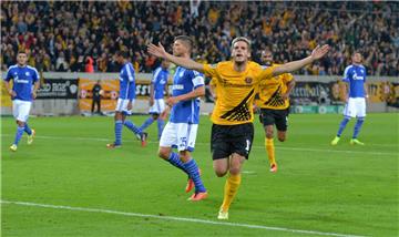 18. August 2014: Der große FC SCHALKE 04 tritt in der ersten Runde bei DYNAMO DRESDEN an. Das Erstligateam von Trainer Jens Keller unterliegt beim Drittligisten uninspiriert mit 1:2 - in seiner Schlussoffensive scheitert S04 auch an Dynamo-Keeper Benjamin Kirsten.