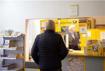 18 Jahre lang hat Karsten Ney (rechts), Betreiber die Postagentur am Scharnstedter Weg betrieben. Wirtschaftliche Gründe hätten ihn zur Aufgabe bewogen.