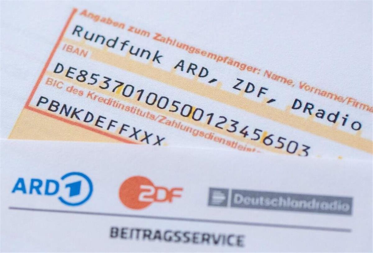 Symbolbild zum Rundfunkbeitrag: Der Zahlschein des Beitragservices liegt auf einem Tisch.