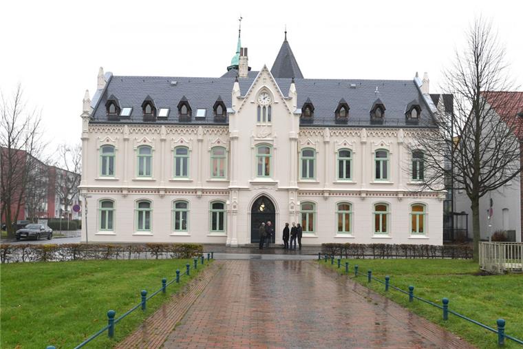 Sanierung abgeschlossen: Das Leher Rathaus ist fertig 1887 bekam das alte Leher Rathaus seine hübsche, im neugotischen Stil verzierte Fassade. Die ist jetzt wieder herausgeputzt worden.