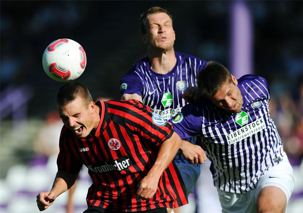 19. August 2012: Es ist ein übler Saisonstart für den Bundesligisten EINTRACHT FRANKFURT. Beim FC ERZGEBIRGE AUE (2. Liga) unterliegt das Team von Trainer Armin Veh mit 0:3. Das Unheil nimmt früh seinen Lauf: In der 19. Minute bekommt SGE-Keeper Kevin Trapp nach einer Notbremse die Rote Karte. Den anschließenden Elfmeter kann Ersatzmann Oka Nikolov nicht abwehren.