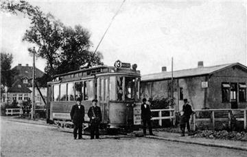 1911 hielt die Straßenbahnlinie 3 am Bahnhof Wulsdorf-West. Weil sich der Betrie...
