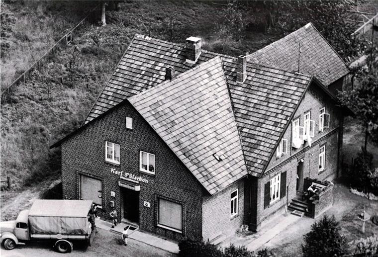 1921 gründet Karl Pülschen sein Unternehmen in Stinstedt mit einem Kolonialwarengeschäft. 