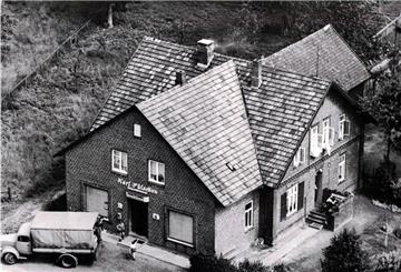 1921 gründet Karl Pülschen sein Unternehmen in Stinstedt mit einem Kolonialwarengeschäft. 