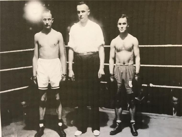 1938, Stadtmeisterschaften im Boxen, vermutlich in der Stadthalle. Links steht eine Bremerhavener Sport-Legende: Alfred "Abbi" Jacobs. Er war später vor allem als Oberliga-Schiedsrichter im Fußball stadtbekannt. Doch wer kennt die beiden anderen auf dem Bild? Hinweise bitte an die Redaktion.