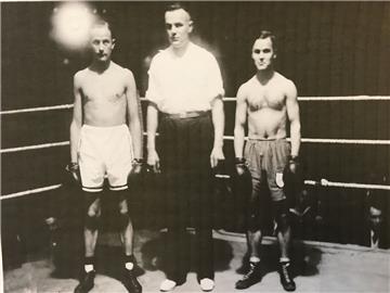1938, Stadtmeisterschaften im Boxen, vermutlich in der Stadthalle. Links steht eine Bremerhavener Sport-Legende: Alfred "Abbi" Jacobs. Er war später vor allem als Oberliga-Schiedsrichter im Fußball stadtbekannt. Doch wer kennt die beiden anderen auf dem Bild? Hinweise bitte an die Redaktion.