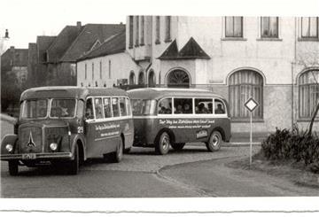 1956 im gut besetzten Bus: Das Foto zeigt die Einmündung der Straße Am Salzendeich in An den Wurten.