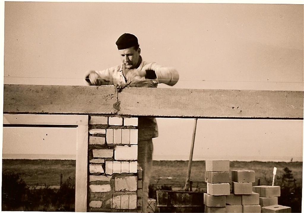 1956 mauerte Jürgen Sternhagen nach Feierabend und an den Wochenenden in Cuxhave...
