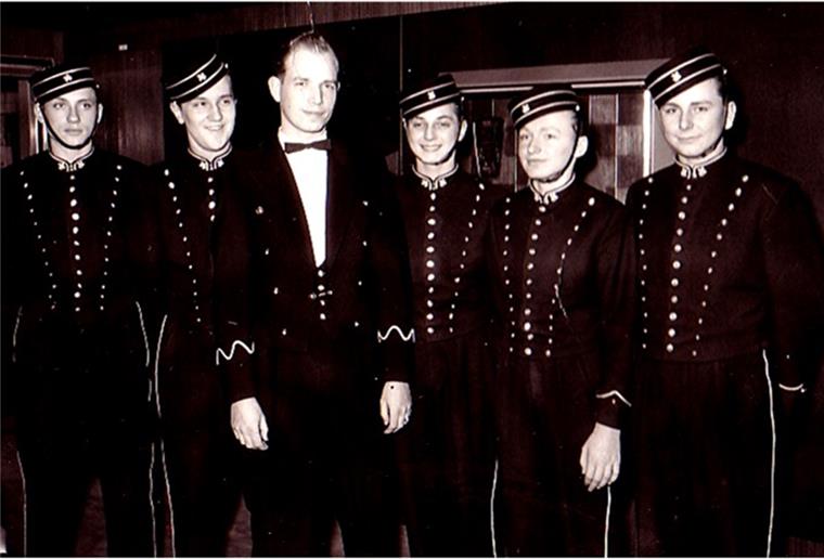 1959: Die Pagen und ihr Ausbilder, ein Oberstewardassistent, an Bord des Passagierschiffes "Bremen". der Bremerhavener Werner Bresser ist der Zweite von links, der Nordenhamer Uwe Horn, alias "Roy" der Dritte von rechts. Von 1959 bis 1961 sind die beiden gemeinsam permanent auf dem Linienschiff nach New York und weiter in die Karibik gefahren. Jahrzehnte später haben sie sich in Las Vegas wiedergetroffen.