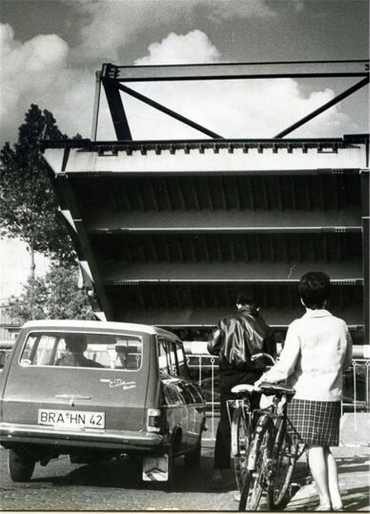 Kaum wiederzuerkennen: Wie sich die Braker Innenstadt verändert hat 1965 entstand diese Aufnahme der Klappbrücke. Gebaut worden war sie 1952 bis 1954. 2022 ist das Bauwerk frisch hergerichtet worden.