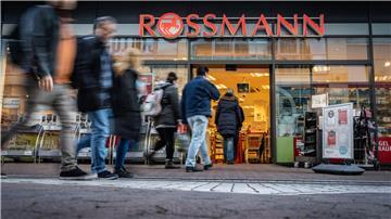 1972 gründete Dirk Roßmann seine mittlerweile europaweit tätige Drogeriekette Rossmann. Sein Erfolg als Geschäftsmann hat ihm nicht zuletzt Bekanntschaft mit Politikern wie Gerhard Schröder oder Stephan Weil beschert.