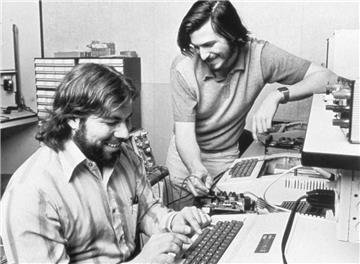 1976: Die Firmengründer Steve Jobs (rechts) und Steve Wozniak bauen in einer Garage die ersten Apple-Computer. Die Geräte, die sie für 666,66 Dollar verkaufen, bestehen nur aus der Hauptplatine, ohne Gehäuse oder Tastatur. Mit Apple beginnt die Ära der Personal Computer, während meist noch Großrechner verwendet werden.
