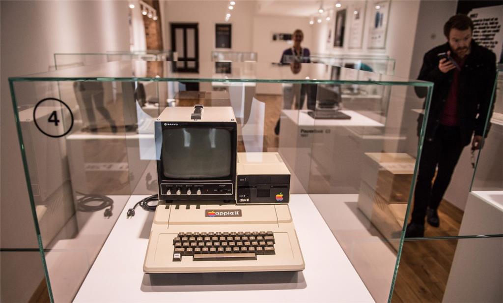 1977: Mit dem Apple II bringt das Unternehmen einen fertigen PC im Plastikgehäuse und mit einer Farbgrafikkarte auf den Markt, der sich bis 1993 über zwei Millionen Mal verkaufte.