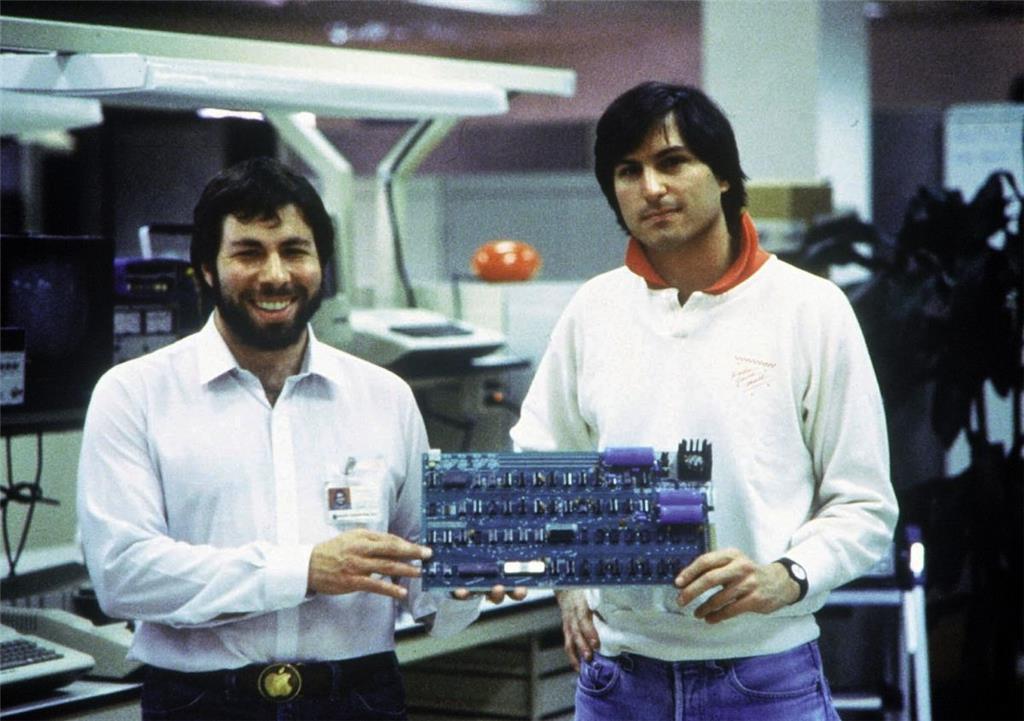 1985: Steve Jobs (hier rechts im Bild) wird in einem Machtkampf aus dem Unternehmen gedrängt. Er gründet danach die Computer Firma Next und führt das Animations-Studio Pixar.