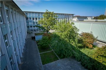 1987 hat die Volkshochschule Bremerhaven ihr heutiges Domizil im Friedrich-Schiller-Haus an der Lloydstraße bezogen.