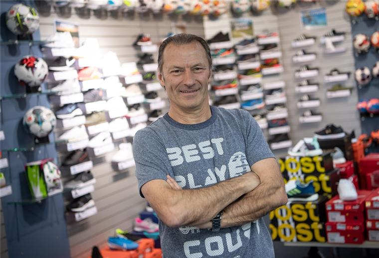 Günter Hermann - Weltmeister von 1990 ohne Einsatz 1990 wurde Günter Hermann Fußball-Weltmeister. Heute betreibt der 59-Jährige ein Sportgeschäft in Osterholz-Scharmbeck.