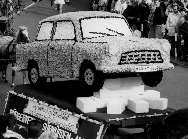 Vor 60 Jahren erster Festumzug zum Rodenkircher Markt 1990 zeigte der Bürgerverein Sürwürden/Alse in Originalgröße einen aus Rosen gebauten Trabi im Festumzug.