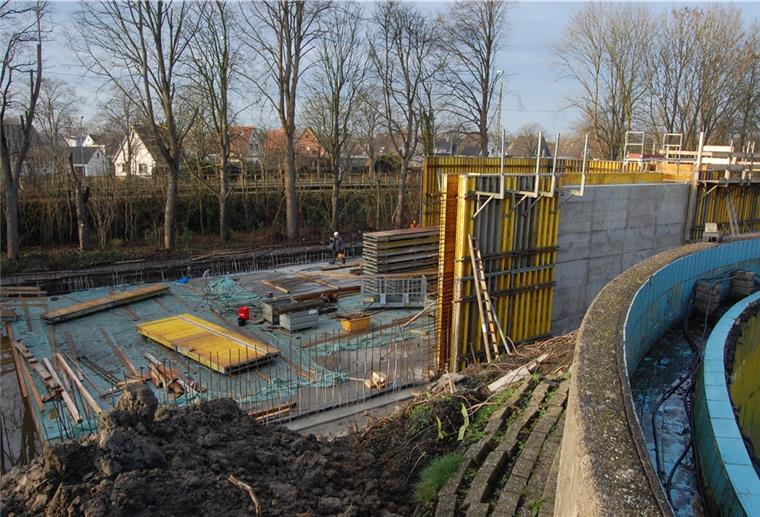 20 mal 50 Meter groß ist das neue Ausgleichbecken, das an an der Allerstraße in Brake entsteht. 
