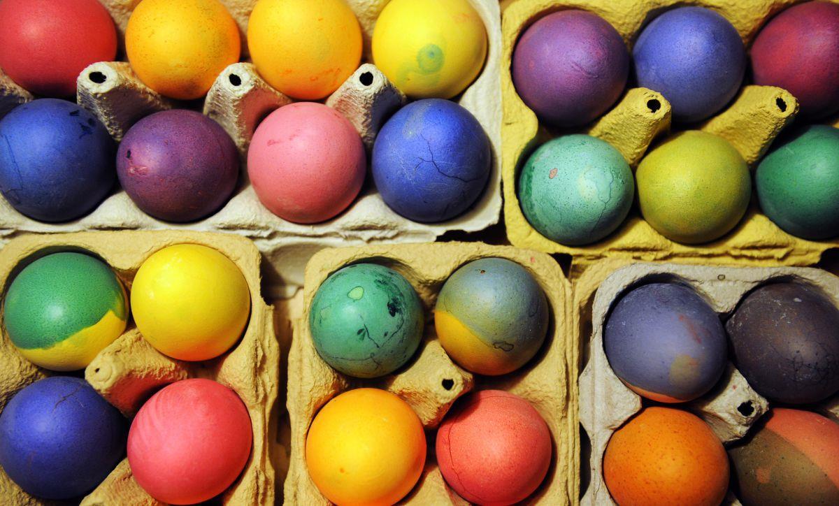 200 Eier werden am Karfreitag vorbereitet. Sie werden von den Helfern - hauptsächlich Kindern - gefärbt und bemalt.