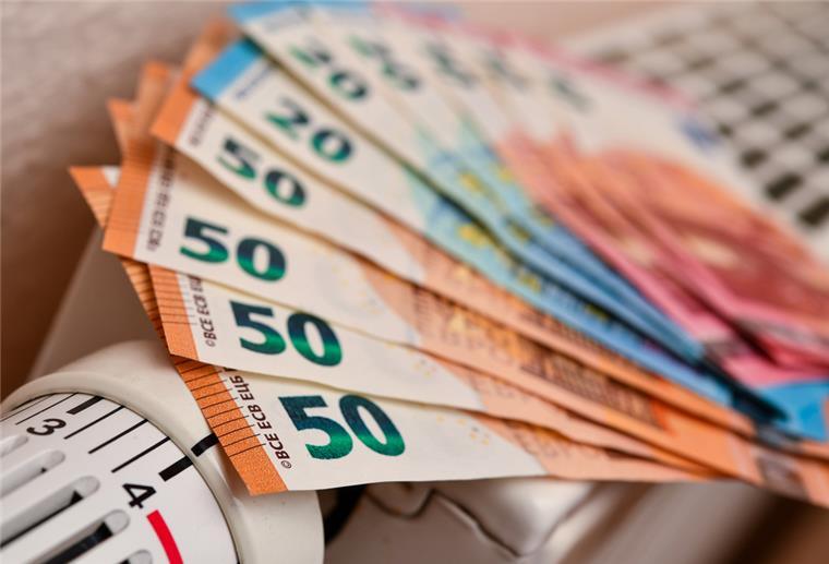 Euroscheine liegen auf einer Heizung in einer Wohnung