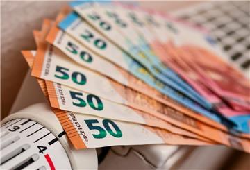 Euroscheine liegen auf einer Heizung in einer Wohnung