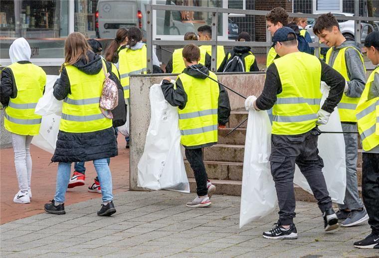 200 Schüler haben sich in Geestemünde an der Müllsammelaktion beteiligt.