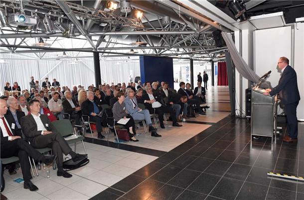 Bremerhaven soll Testfeld für Wasserstoff-Produktion bekommen 200 Zuhörer interessierten sich für das Thema Wasserstoff in der Stadthalle Bremerhaven.