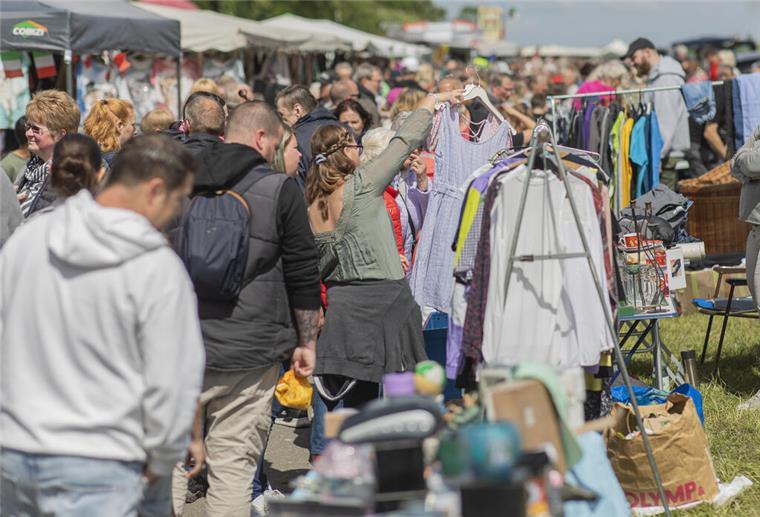 Riesenflohmarkt im Nordwesten: 10 Kilometer Trödel in Niedersachsen Zwischen Flohmarkt, Familienfreude und maritimer Stimmung.