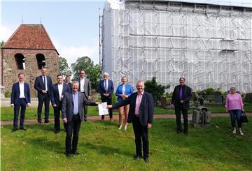 20000 Euro für die Innenarbeiten an der Golzwarder Kirche: Der niedersächsische Kulturminister Björn Thümler überreichte Pastor Dirk Jährig (vorn, von rechts) den Bescheid. 