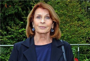 Die Schauspielerin Senta Berger lächelt im Rosengarten der Politischen Akademie am Starnberger See. 