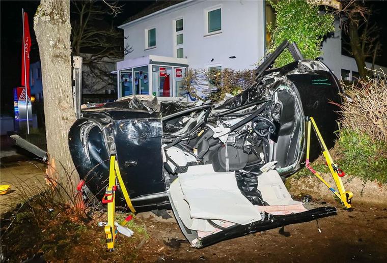 Unfassbar: Zwei unschuldige Frauen sterben – Fahrer flüchtig – War es ein Rennen? 20.03.2025, Baden-Württemberg, Ludwigsburg: Ein zerstörtes Auto liegt an einer Unfallstelle. Bei einem mutmaßlichen Autorennen sind in Ludwigsburg zwei unbeteiligte Frauen ums Leben gekommen. Foto: Andreas Rometsch/KS-Images.de/dpa +++ dpa-Bildfunk +++