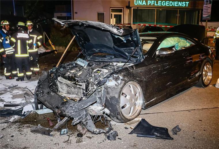 Unfassbar: Zwei unschuldige Frauen sterben – Fahrer flüchtig – War es ein Rennen? 20.03.2025, Baden-Württemberg, Ludwigsburg: Rettungskräfte der Feuerwehr sind an einer Unfallstelle im Einsatz. Bei einem mutmaßlichen Autorennen sind in Ludwigsburg zwei unbeteiligte Frauen ums Leben gekommen. Foto: Andreas Rometsch/KS-Images.de/dpa +++ dpa-Bildfunk +++