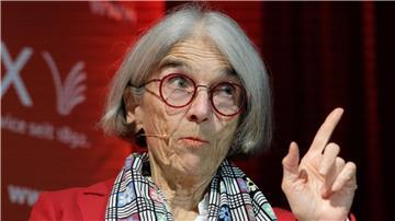 2007 floh Donna Leon vor den immer größeren Touristenströmen in Venedig und siedelte in die Schweiz über.