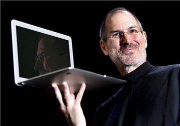 2008: Apple stellt das besonders dünne Notebook Macbook Air vor. Es löst den Trend zu kompakteren Laptops aus.