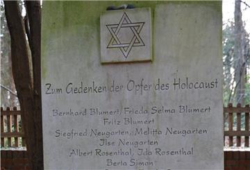 Der 2008 auf dem jüdischen Friedhof in Zeven aufgestellte Gedenkstein für die 21 ermordeten Zevener Juden