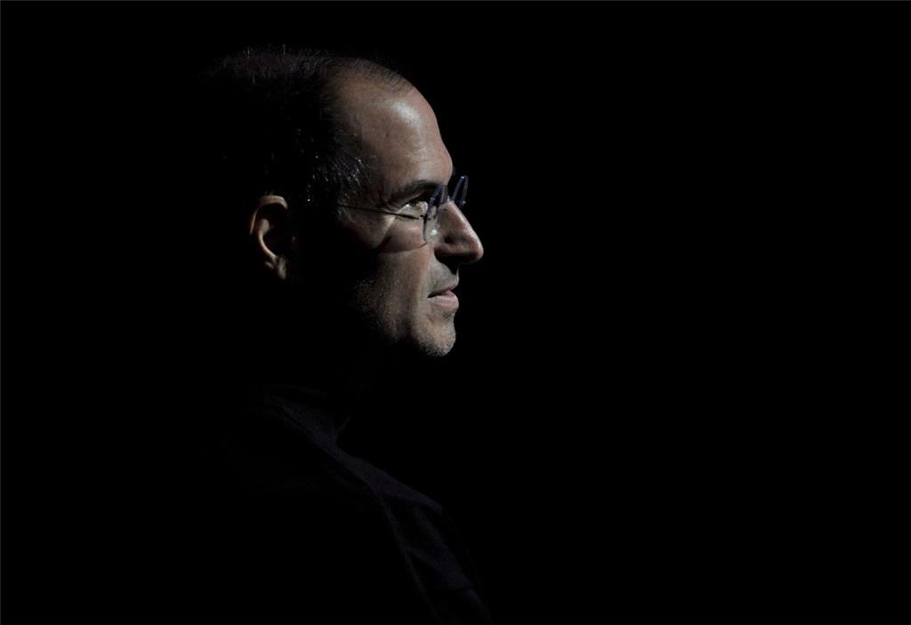 2011: Jobs stirbt an den Folgen einer Krebserkrankung im Alter von 56 Jahren. Die Führung des Unternehmens übertrug er wenige Wochen davor an Tim Cook.