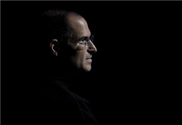 2011: Jobs stirbt an den Folgen einer Krebserkrankung im Alter von 56 Jahren. Die Führung des Unternehmens übertrug er wenige Wochen davor an Tim Cook.